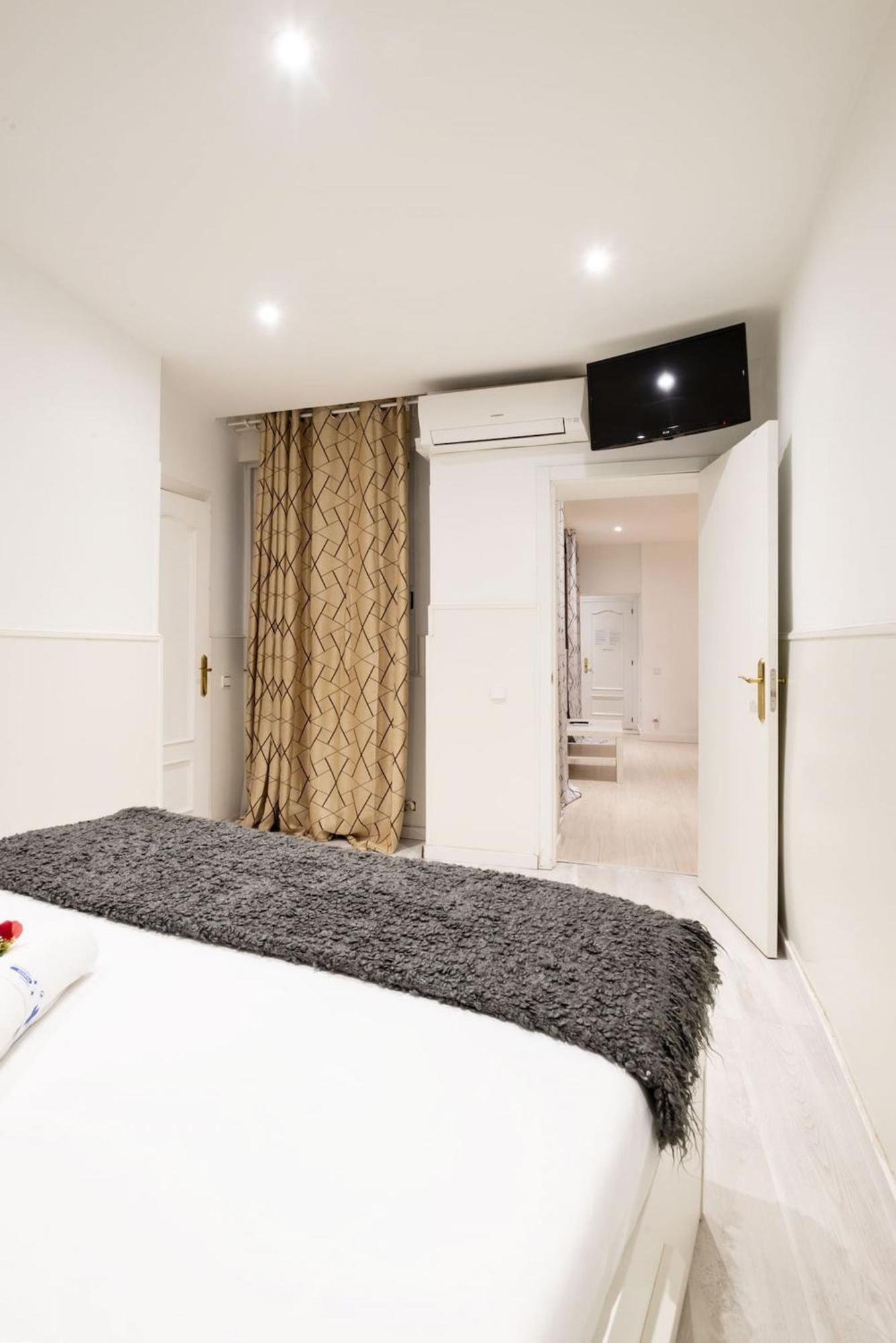 Apartamentos Day Madrid Tribunal Centro Gran Via Sol Esterno foto